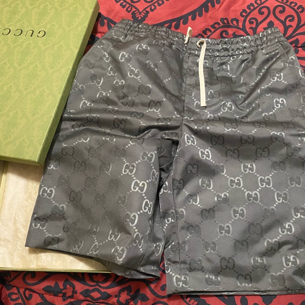 Gucci shorts size L worn once